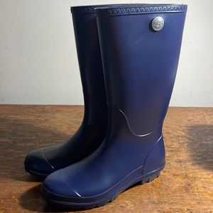 Gently worn women’s size 8 navy blue UGG rain boots. I’m just downsizing.